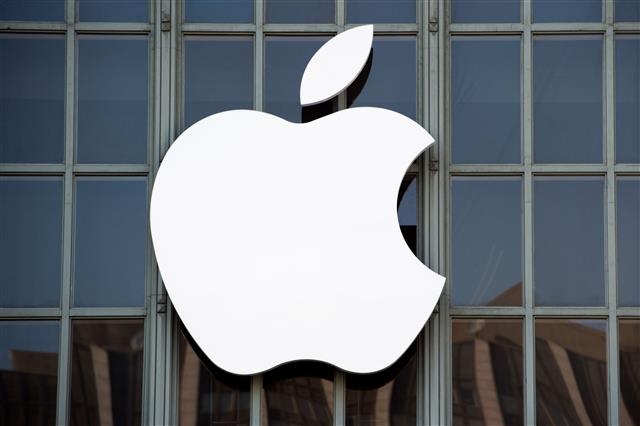 애플을 상징하는 대형 사과 로고. 애플은 가방이나 열쇠고리에 간단히 부착할 수 있는 위치 추적 기능의 에어태그를 지난해 처음 선보였다. 하지만 사생활 침해와 악용 논란이 끊이지 않고 있다. AFP 연합뉴스