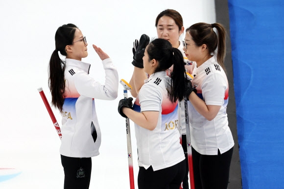 팀 킴이 14일 중국 베이징 국립 아쿠아틱센터에서 열린 2022 베이징동계올림픽 컬링 여자 단체 일본전에서 하이파이브하고 있다. 베이징 연합뉴스