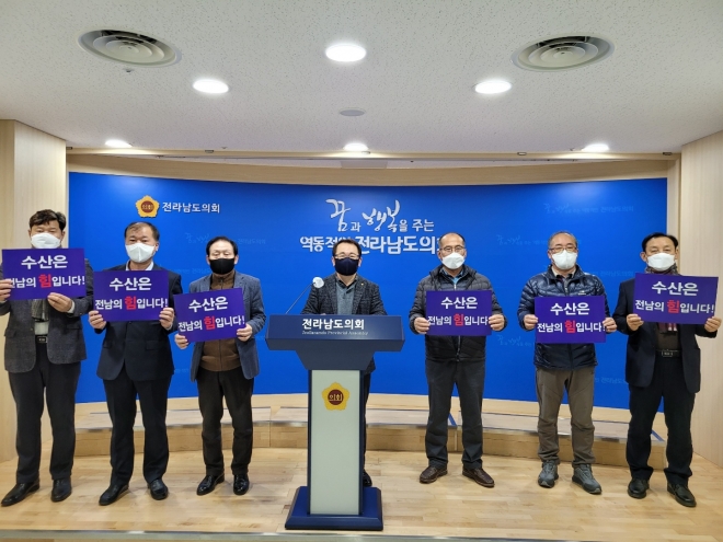 전남 수산단체 78개로 구성된 전남수산인총연합회가 “식량위기에 대한 대응으로 수산업의 역할과 기능을 극대화해야 한다”며 수산업 경쟁력 강화 공약을 20대 대통령 후보자들에게 요청했다. 