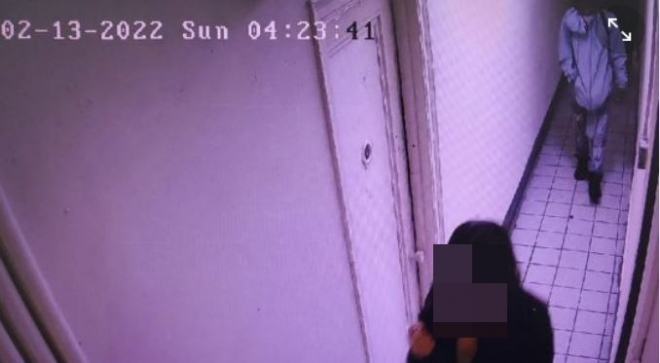 아파트 CCTV에는 택시에서 내려 아파트로 들어가는 여성의 뒤를 20대 노숙자 남성이 뒤쫓아 들어가는 모습이 담겼다. 뉴욕포스트 캡처
