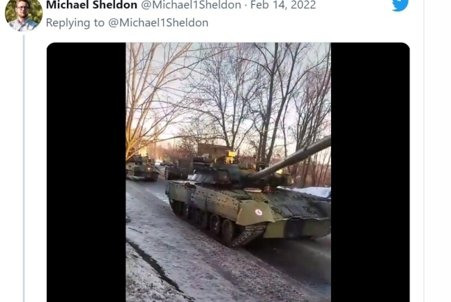 러시아 서부 벨고로트주의 한 지역을 지나는 탱크. 미 싱크탱크 애틀랜티카운실 연구원 마이클 셸던 트위터.