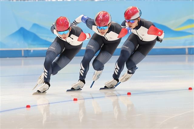 역주하는 빙속 남자 팀추월 대표팀
