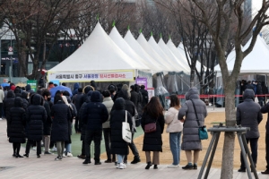 방역 심판론 vs 투표 패싱론… 여야, 확진자 폭증에 조바심