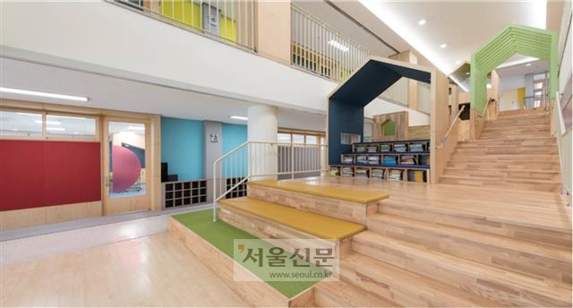 교육부가 2025년까지 추진하는 스마트 미래학교의 공간활용 본보기로 꼽히는 서울하늘숲초등학교의 모습. 1~2층, 3~4층을 터서 조성한 솔빛길은 여러 학생이 모여서 쉬고 노는 광장 같은 공간이다.