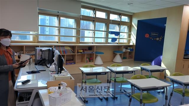 교육부가 2025년까지 추진하는 스마트 미래학교의 공간활용 본보기로 꼽히는 서울하늘숲초등학교의 모습. 교실 창가에 삼각형 공간을 둬 무대나 쉼터로 활용하는 5·6학년 이형교실 내부.