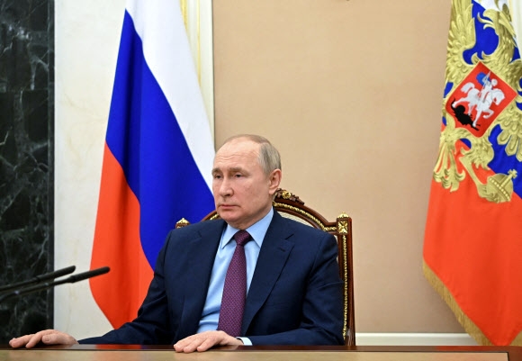 쇼이구 국방장관과 회의하는 푸틴 러시아 대통령