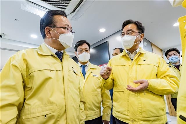 김선갑(왼쪽) 광진구청장이 지난달 6일 지역 내 코로나19 거점전담병원인 혜민병원을 찾은 김부겸 국무총리에게 방역체계 관련 현장의 애로사항을 전하고 있다. 광진구 제공