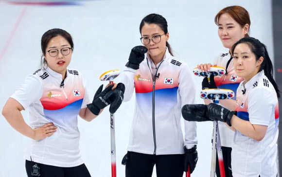 팀 킴 선수들이 16일 중국 베이징 국립 아쿠아틱센터에서 열린 2022 베이징동계올림픽 컬링 여자 단체 스위스전에서 작전 회의를 하고 있다. 베이징 연합뉴스
