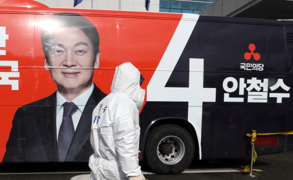 경찰과 국립과학수사연구원 등이 16일 오전 충남 천안동남경찰서에서 안철수 국민의당 대선후보 유세용 버스를 합동 감식하고 있다. 전날 이 버스에서 일산화탄소 중독으로 추정되는 사고가 발생해 운전기사와 선거운동원 등 2명이 숨졌다. 천안 연합뉴스