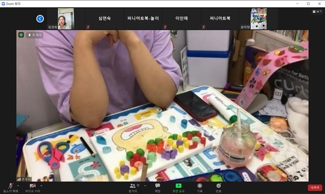 서울 서초구가 지난해 일자리연계 강사지원 사업으로 선정한 단체 ‘퍼니아트북’이 다양한 놀이방법 등을 강의하고 있다. 서초구 제공
