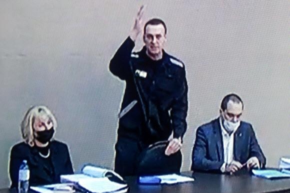 알렉세이 나발니(가운데)와 변호사(왼쪽)가 15일(현지시간) 모스크바 동쪽에 있는 블라디미르 IK-2 형무소 내 법원에서 열린 재판에 함께 출석한 모습. 블라디미르 타스 연합뉴스