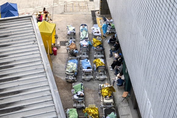 병실 없어 응급실 된 홍콩 거리 