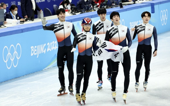 대한민국 남자 쇼트트랙 대표팀이 16일 중국 베이징 캐피털 실내 경기장에서 열린 ‘2022 베이징 동계올림픽’ 쇼트트랙 남자 5000m 계주 결승에서 2위로 결승선을 통과하며 은메달을 확정했다. 2022.2.16 연합뉴스  