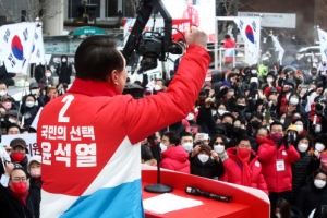 “중도 표심 잡아라”… 李 이어 尹도 당 점퍼 벗고 양복 유세전