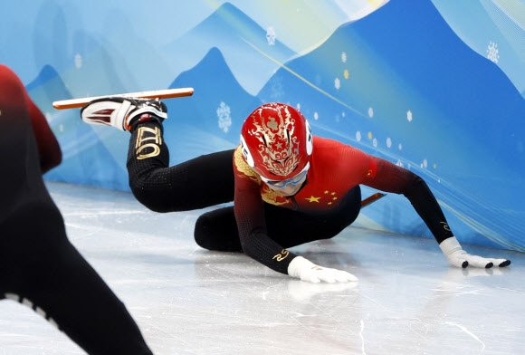 16일 중국 베이징 캐피털 실내경기장에서 열린 쇼트트랙 남자 5000m 결승에서 중국의 쑨룽이 넘어지고 있다. 2022-02-16 베이징 AP 연합뉴스