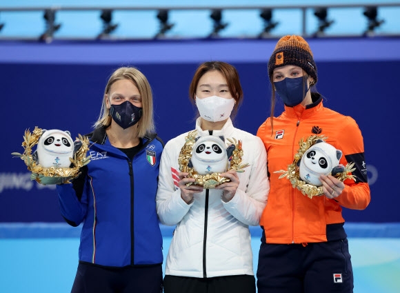최민정(가운데)과 아리아나 폰타나(왼쪽), 쉬자너 스휠팅(오른쪽)이 16일 중국 베이징 수도체육관에서 열린 2022 베이징동계올림픽 쇼트트랙 여자 1500m 경기 후 나란히 시상대에 올라 기념촬영을 하고 있다. 베이징 연합뉴스