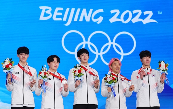 쇼트트랙 남자 대표 선수들이 17일 메달플라자에서 메달을 목에 걸고 기념촬영을 하고 있다. 베이징 연합뉴스