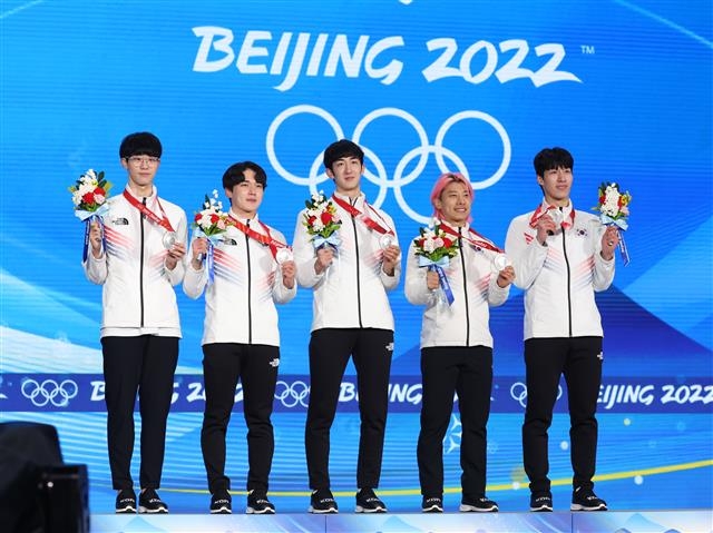 은메달 손에 든 대한민국 쇼트트랙 대표팀