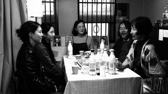 홍상수 감독에게 네 번째 베를린국제영화제 은곰상을 안긴 ‘소설가의 영화’는 잠적한 후배의 책방으로 먼 길을 나선 소설가 준희가 영화감독 부부와 여배우 길수를 만나며 벌어지는 일을 그렸다. 사진 왼쪽이 길수 역을 맡은 김민희, 오른쪽이 준희를 연기한 이혜영. 전원사 제공