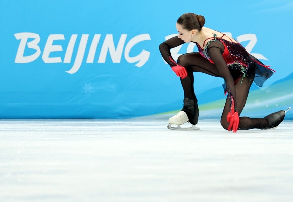 [올림픽] 베이징 빙판에 무릎 꿇은 발리예바