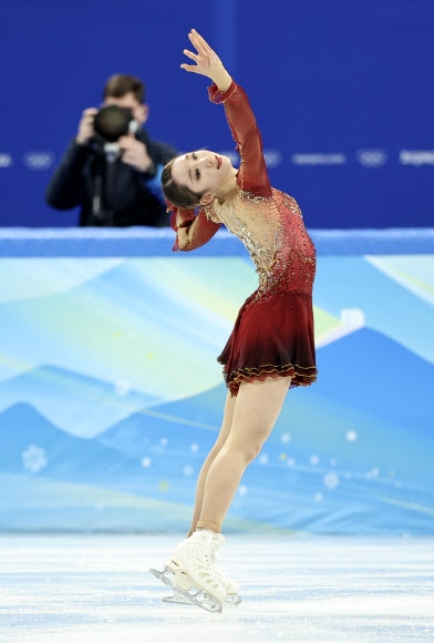 8년 만의 동계올림픽 메달에 도전한 ‘연아 키즈’ 김예림이 17일 중국 베이징 수도체육관에서 열린 베이징동계올림픽 피겨스케이팅 여자 싱글 프리스케이팅에서 혼신의 연기를 선보이고 있다. 당초 목표였던 ‘톱10’ 진입에 성공했다. 베이징 연합뉴스