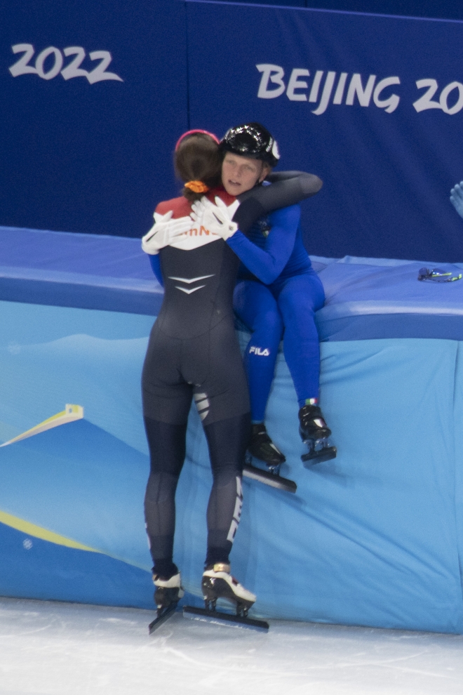 1500m가 끝난 후 서로 포옹하는 스휠팅과 폰타나. 베이징 류재민 기자