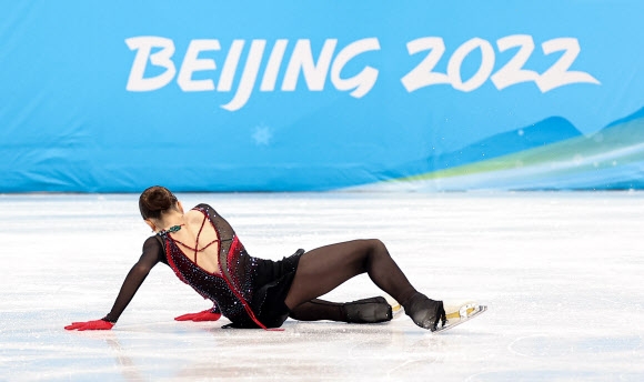 ‘도핑 파문’을 일으킨 러시아올림픽위원회(ROC)의 카밀라 발리예바가 17일 오후 중국 베이징 캐피털 실내경기장에서 열린 2022 베이징 동계올림픽 피겨스케이팅 여자 싱글 프리스케이팅에 출전해 점프한 뒤 착지에 실패하고 있다. 발리예바는 이날 쇼트프로그램(82.16점)과 프리스케이팅(141.93점) 합계 224.09점으로 4위에 머물렀다.  당초 발리예바가 3위 안에 들어 메달을 획득할 경우 플라워 세리머니가 취소될 예정이었지만 메달권 밖으로 밀리면서 경기 직후 링크에서 열리는 플라워 세리머니는 예정대로 진행됐다. 2022.2.18  연합뉴스