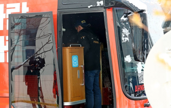 지난 15일 충남 천안에서 2명이 숨진채 발견된 국민의 당 안철수 후보 유세버스에서 경찰들이 현장조사를 하고 있다. 연합뉴스