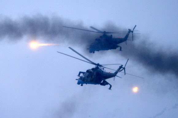 17일(현지시간) 벨라루스 오시포비치 훈련장에서 러시아와 벨라루스군이 연합훈련을 벌이면서 헬기 사격을 하고 있다. AP 연합뉴스
