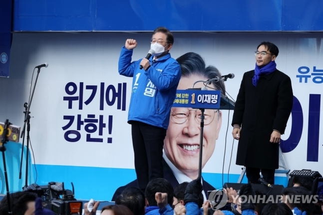 더불어민주당 이재명 대선후보가 18일 전남 순천시 연향패션거리에서 열린 ‘약무호남 시무국가’ 순천 유세에서 지지를 호소하고 있다.