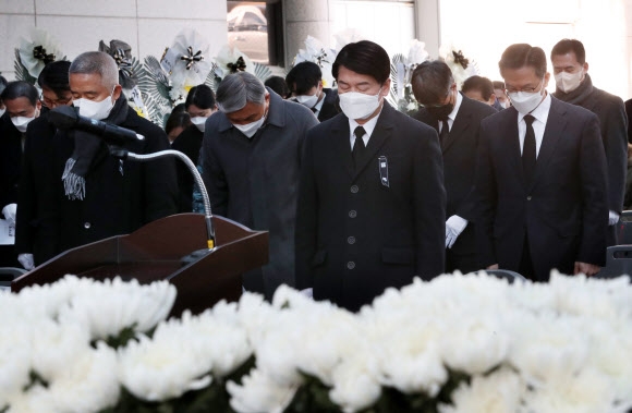 국민의당 안철수 대선 후보가 18일 오전 충남 천안 단국대병원에서 열린 손평오 논산·계룡·금산 지역선대위원장 영결식에 참석해 묵념하고 있다. 2022.2.18  연합뉴스