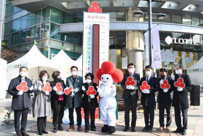 오승록(오른쪽 네번째) 서울 노원구청장이 구 기부 캠페인 목표액 초과달성을 기념해 사랑의 온도탑 앞에서 관계자들과 기념촬영을 하고 있다. 노원구 제공