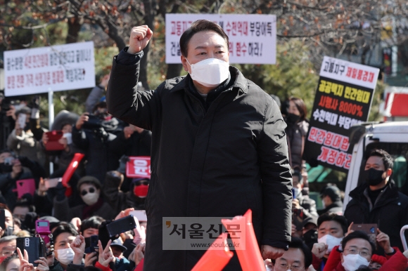 국민의힘 윤석열 대선 후보가 17일 오후 경기도 성남시 야탑역 앞에서 열린 거리 유세에서 지지자들의 환호에  답하고 있다.2022. 2. 17 정연호 기자