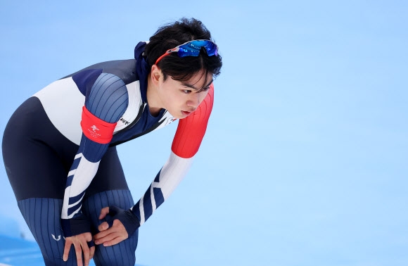 김민석이 18일 중국 베이징 국립 스피드스케이팅 경기장에서 열린 2022 베이징동계올림픽 스피드스케이팅 남자 1000m 경기를 마친 후 숨을 고르고 있다. 베이징 연합뉴스