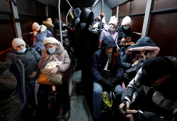 18일(현지시간) 우크라이나 동부 도네츠크주 친러 분리주의 반군 지역인 도네츠크인민공화국(DPR) 주민들이 러시아 로스토프주로 대피하기 위해 버스에 탑승해 있다. 도네츠크 로이터 연합뉴스