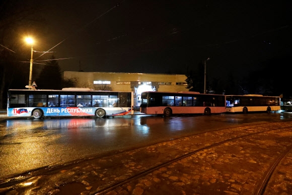 18일(현지시간) 우크라이나 동부 도네츠크주 친러 분리주의 반군 지역에 도네츠크인민공화국(DPR) 주민들을 러시아로 대피시키기 위한 버스들이 대기해 있다. 도네츠크 로이터 연합뉴스