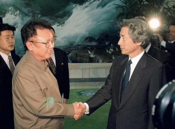 北朝鮮を訪問している小泉純一郎首相（右）が北朝鮮の金正日総書記と握手を交わしている。  2002年9月17日。ソウルDB新聞