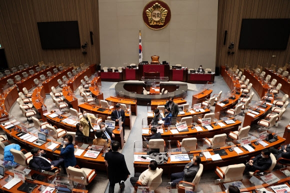 더불어민주당 국회 예결위원들이 18일 오후 예결위 전체회의가 정회된 뒤 서울 여의도 국회 예결위 회의장에서 회의 속개 촉구 농성을 시작하고 있다. 2022.2.18 연합뉴스