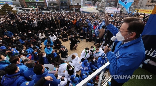 더불어민주당 이재명 대선후보가 19일 전북 익산시 익산역에서 열린 ‘익산에서 시작하는 전북 대전환!’익산 유세에서 지지를 호소하고 있다.