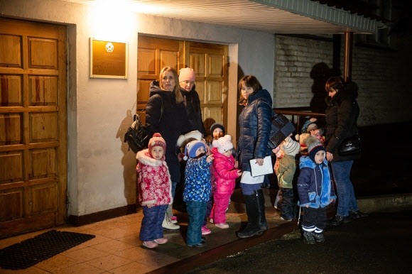 18일(현지시간) 우크라이나 루한시크주의 친러 반군 지역인 루간스크인민공화국(LPR)의 한 어린이집 앞에 아이들과 어른들이 러시아 로스토프주로 향하는 대피 버스를 타기 위해 대기하고 있다. 루한시크 타스 연합뉴스