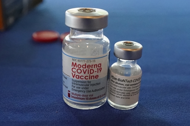 mRNA 방식의 코로나19 백신 코로나19 백신 중 메신저 리보핵산(mRNA) 방식으로 개발된 모더나 백신(왼쪽)과 화이자 백신.  AP 연합뉴스