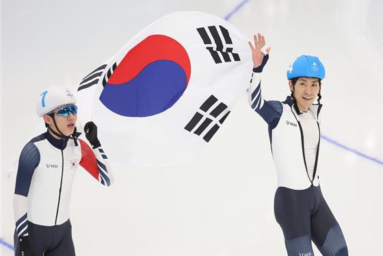 정재원(왼쪽)과 이승훈(오른쪽)이 19일 중국 베이징 국립 스피드스케이팅 경기장에서 열린 2022 베이징동계올림픽 스피드스케이팅 남자 매스스타트 은메달과 동메달을 합작한 후 태극기를 들고 경기장을 돌고 있다. 베이징 뉴스1