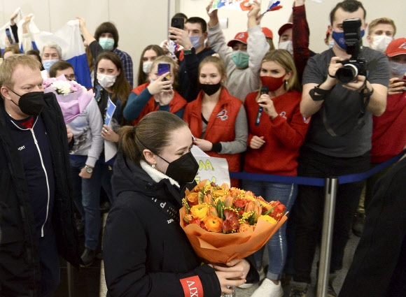 카밀라 발리예바가 18일 러시아 모스크바의 세레메티예보 공항에 도착했다. 이날 수많은 환영인파가 나와 발리예바를 환영했다. 2022.02.19 AP 연합뉴스