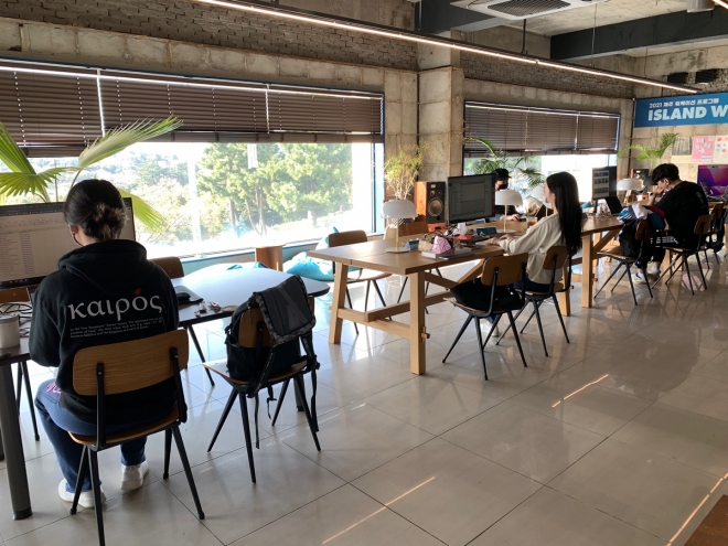 사진설명>제주도가 지난해 11월 서귀포시에서 운영한 워케이션 시범 프로젝트인 ‘아일랜드워크랩스(Island Work Labs)’.  제주도청