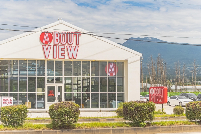 제주 로컬 브랜드 커피 에이바우트 서귀포 토평점. 에이바우트커피 제공 