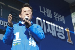 李 “언론, 매일 제 욕”… 지지자 “기레기” 발길질