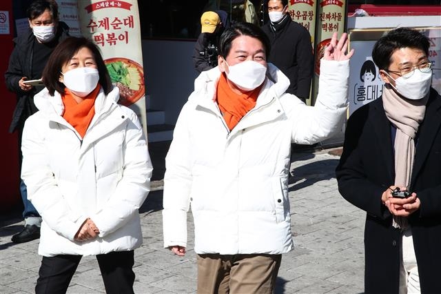 부인 김미경 교수와 홍대 찾은 안철수