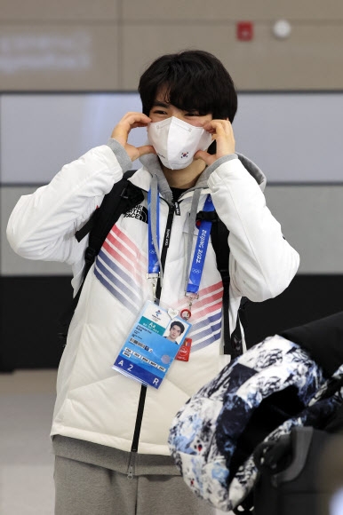 한국 남자 피겨스케이팅 최초로 올림픽 ‘톱5’에 진입한 차준환이 지난 13일 인천국제공항 귀국길에서 볼 하트 포즈를 선보이고 있다. 연합뉴스