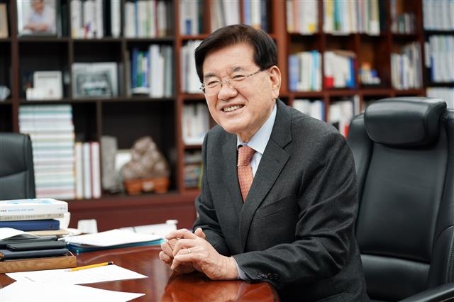 유덕열 동대문구청장이 지난 14일 집무실에서 진행한 서울신문과의 인터뷰에서 16년간의 임기에 대한 회고와 함께 동대문구의 비전에 대해 말하고 있다. 동대문구 제공