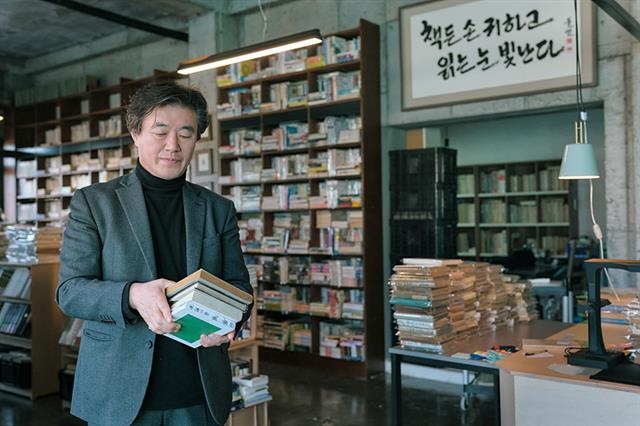 서점에서 책을 정리하고 있는 김기태 교수.  세명대 제공